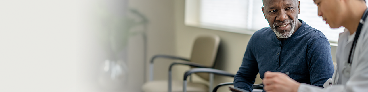 Banner zeigt älteren Mann im Krankenhaus