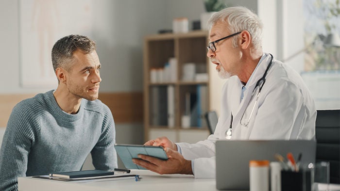 Bild zeigt jungen Patient beim Arzt