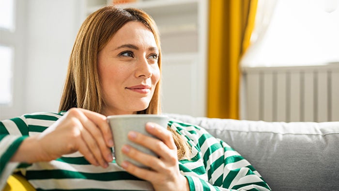 Bild zeigt Frau mit Tasse in der Hand